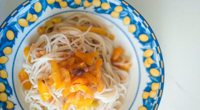 Spaghetti-di-riso-con-peperoni-e--briciole-al-profumo-di-tonno